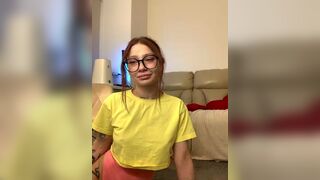 Radiants_two — Молодые женщины в татуировках общаются и дразнятся перед камерой.