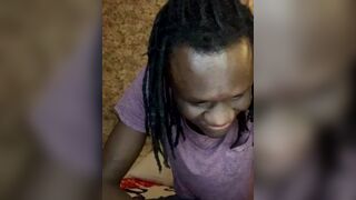 Женщины - Грудастая мамочка с большими сиськами соблазняет своего молодого чернокожего мужчину на камеру