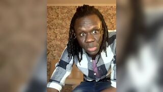 Женщины - Мулатка общается в чате и не хочет раздеваться перед камерой