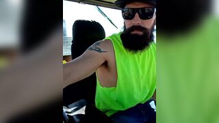 loader_hand - Бородатый мужчина снимает себя за рулем