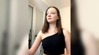 Radiants_twoМолодая девушка мило болтает и дразнится перед камерой.