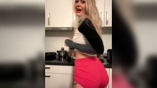 RayaMayvii - Блондинка с маленькой грудью дразнится в одежде перед камерой и мило общается с чатом