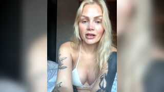 RayaMayvii - Худая блондинка в нижнем белье мило болтает и дразнится на кровати перед камерой