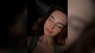 молодая красотка мило разговаривает и не хочет раздеваться перед камерой