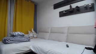 Uwielbiamrobictowszedzie - Грудастая мамочка в нижнем белье танцует перед камерой и мило общается с чатом