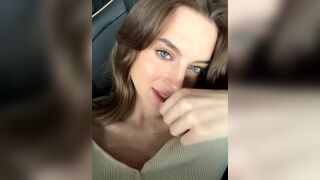 - Худая сучка показывает свою киску в машине на камеру и мило общается с чатом