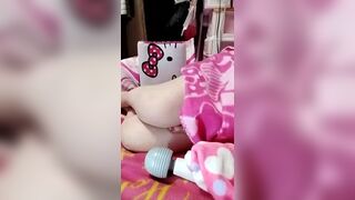 AiChanAi000 - Молодая девушка мастурбирует свою киску вибратором и получает удовольствие