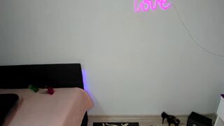 _Bitch_Coin_ - Брюнетка в сексуальном боди позирует перед камерой и мило общается с участниками чата