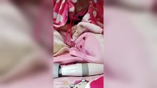 AiChanAi000 - Пышная мамочка с большими сиськами мило болтает и дразнится перед камерой