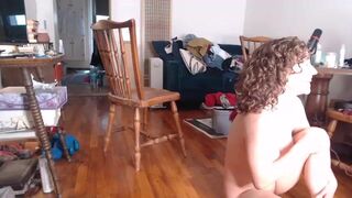 TrollopTaylor - Милфа с маленькой грудью танцует голой перед камерой и показывает свою киску