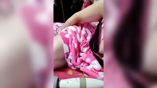 AiChanAi000 - Малышка с сиськами мило болтает и дразнит свою киску перед камерой