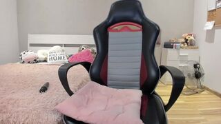 _NIKI_ - Брюнетка мастурбирует свою киску вибратором на стуле и получает удовольствие