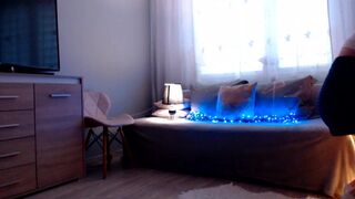 _Лив_ - молодая женщина в одежде позирует перед камерой в одежде и не хочет снимать одежду.