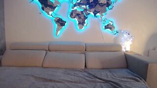 Kiralovesyou - Развратная милфа с большими силиконовыми сиськами мило болтает и дразнится перед камерой