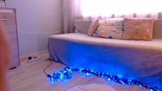 _Liv_ - Молодая девушка раздевается на камеру и мило общается с участниками чата