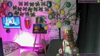 WeirdMe - Брюнетка с маленькой грудью дразнится перед камерой и мило общается с участниками чата