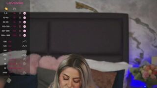 КайлиБентон - Милфа с маленькой грудью мило болтает и дразнится перед камерой