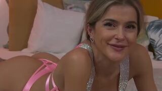 Тесса - очаровательная мамочка с маленькой грудью в красивом нижнем белье дразнится перед камерой