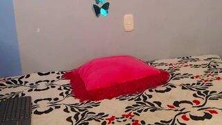 ava - Латинка трахается с резиновым членом на кровати и получает колоссальное удовольствие