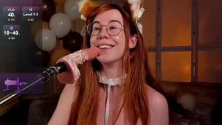 alice - Худенькая красотка с маленькой грудью мило болтает и дразнится перед камерой