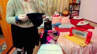 Konyhot50 - пышногрудая мамочка с фиолетовыми волосами мило болтает и дразнится перед камерой, показывая свою киску в трусиках