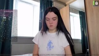 small_blondee - Брюнетка в одежде общается с чатом и стесняется раздеваться перед камерой