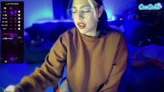 miacanelaxo - Похотливые лесбиянки дразнятся перед камерой и мило общаются с участниками чата