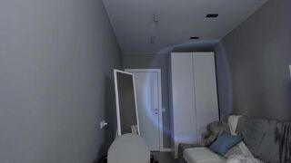 hayley_hayes - Очаровательная малышка мило болтает и дразнится перед камерой в красивом платье