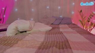 bettykors - Сучка с большой задницей трахается с резинкой на камеру на кровати и получает колоссальное удовольствие