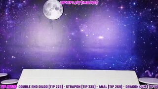 Лесбиянки ублажают друг друга перед камерой резиновыми членами