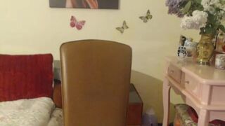 goodSnowQueen - Похотливая красотка мило болтает и дразнится перед своими сладкими сиськами в одежде