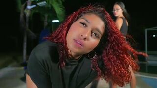 GGMansion - Три молодые девушки снимают себя на улице и мило общаются перед камерой.