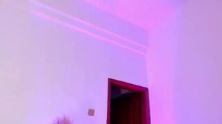 БрендаДжеймс, темноволосая дама, болтает и показывает свои ноги