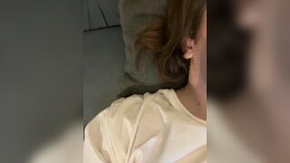 Annafirepussy - Сучка сосет и дрочит член своего парня на камеру и мило болтает.