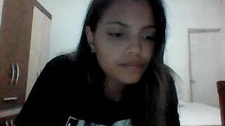 Bombomepimenta - Латиноамериканка сидит, болтает и дразнится перед камерой в одежде