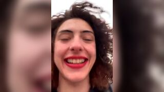 annamoran99 общается со своими зрителями и хочет показать свою грудь