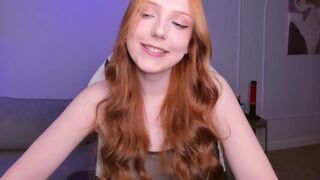 lil_pumpkinpie - Очаровательная студентка колледжа мило беседует.