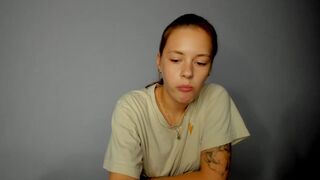 why_again_me - Молодая девушка слишком застенчива, чтобы раздеться перед камерой.