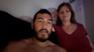 scorpiosting28 - пара сидит и разговаривает на камеру