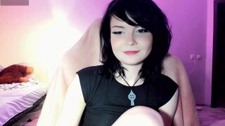 ronnie_neko - Студент сидит, общается и ест, чтобы заработать денег на новую камеру.