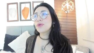 Scarleth_swann - big-breasted chick chatting.