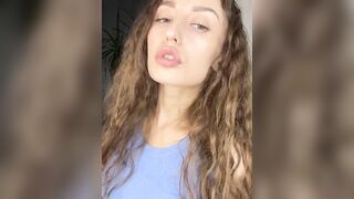 Polli_Kiss - adorable curly-haired babe sweetly chatting and teasing in front of the camera