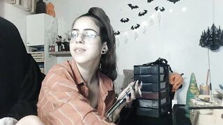 LisandreLaVenale - young woman shows her tits and her pierced nipples and chats sweetly with the chat