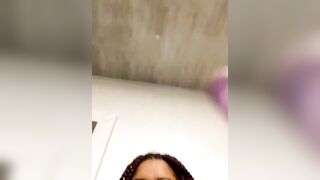 antonella_19x -A mulatto woman sweetly chats and teases her big tits in front of the camera