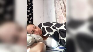 desiree_garay - A milfochka is lying on the bed, sweet-talking to a chtaam.