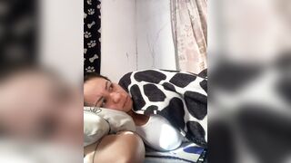 desiree_garay - A milfochka is lying on the bed, sweet-talking to a chtaam.