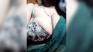 Savita-BHABHI - Indian girl shakes her big boobs in front of the camera and chats nicely