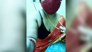 Indian-sweety - Indian woman sits and chats in clothes in front of the camera