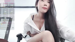 Lvy--v - Cute Asian girl sitting in her clothes having a nice chat.