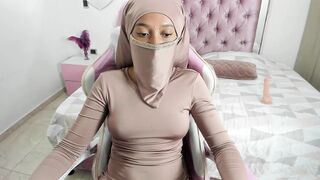 Maryan_najar - Covered young woman sweetly chats and teases in front of the camera